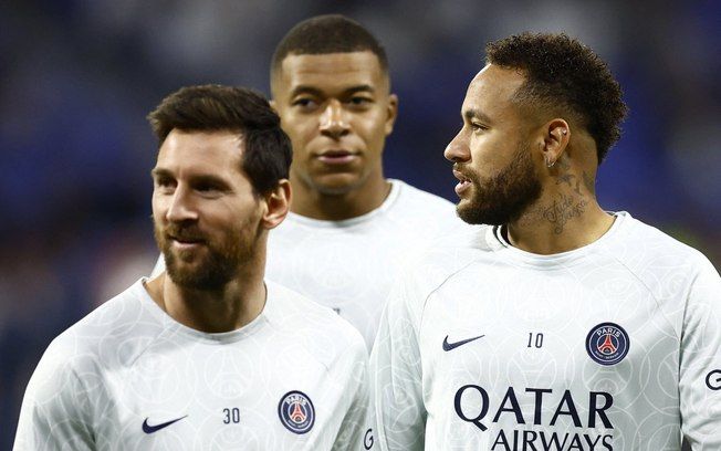 Neymar e Mbappé homenageiam o PSG pelo título da Champions League. Reprodução: ig.com.br