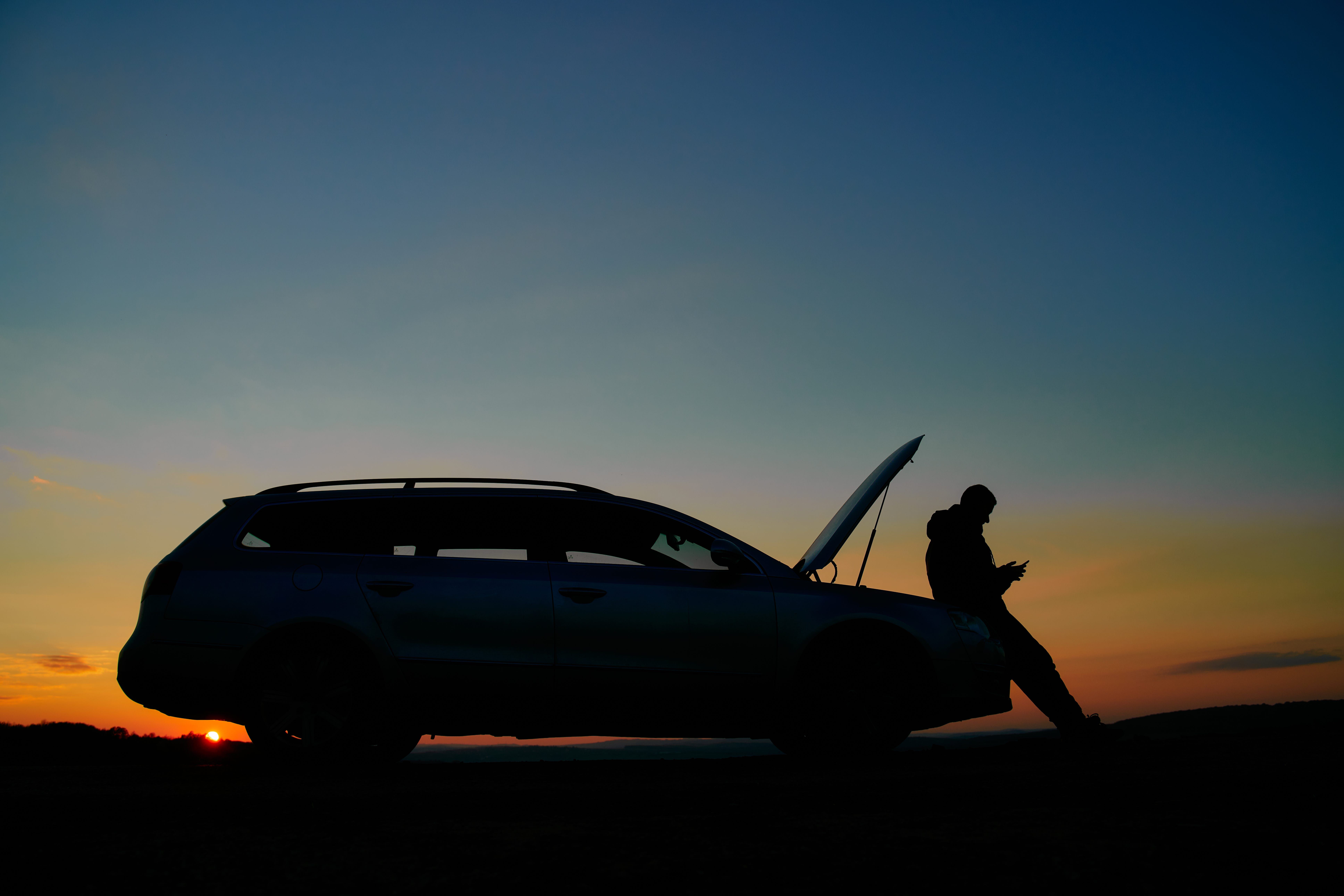 Um homem ajuda estranhos em apuros na beira da estrada. Legenda da imagem. Reprodução: Business Insider