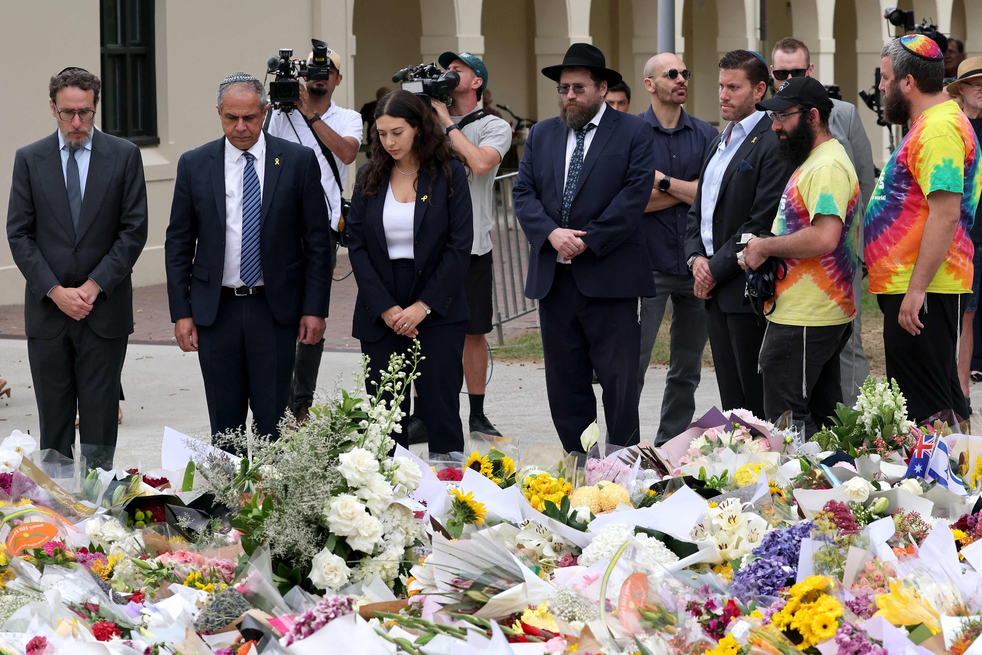 [Embaixador de Israel deposita flores em memorial de Bondi após ataque que deixou 15 mortos]. Reprodução: Oglobo