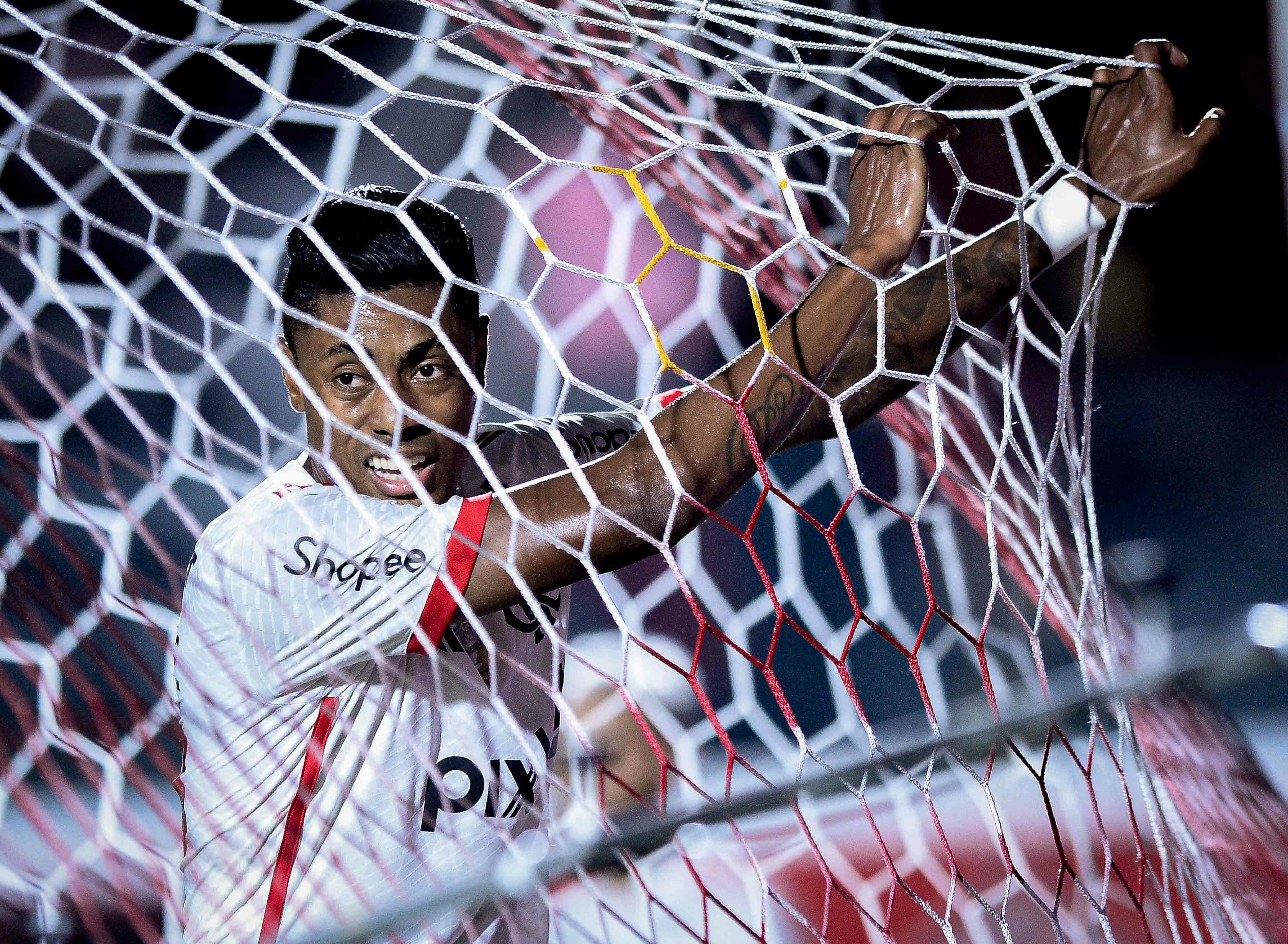 Jogadores do Flamengo em ação, mas falhando nas finalizações durante a partida. Reprodução: Globo