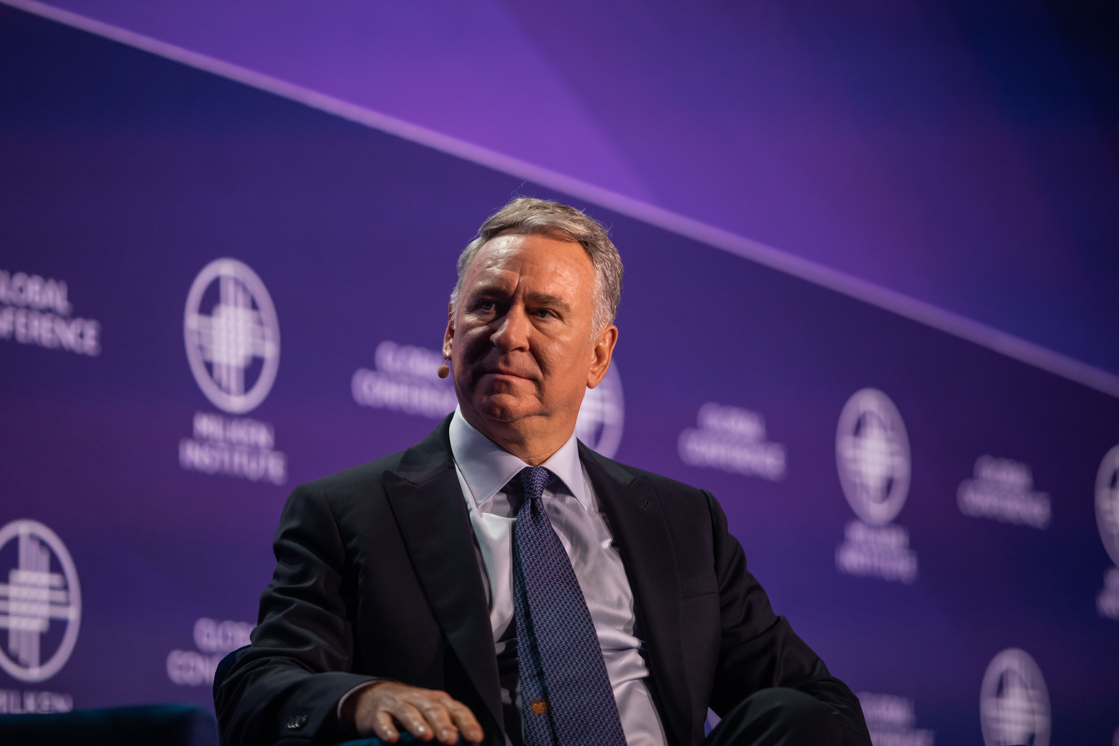 Ken Griffin, CEO da Citadel, discute desempenho de hedge funds na Milken Institute's Global Conference. Reprodução: Business Insider