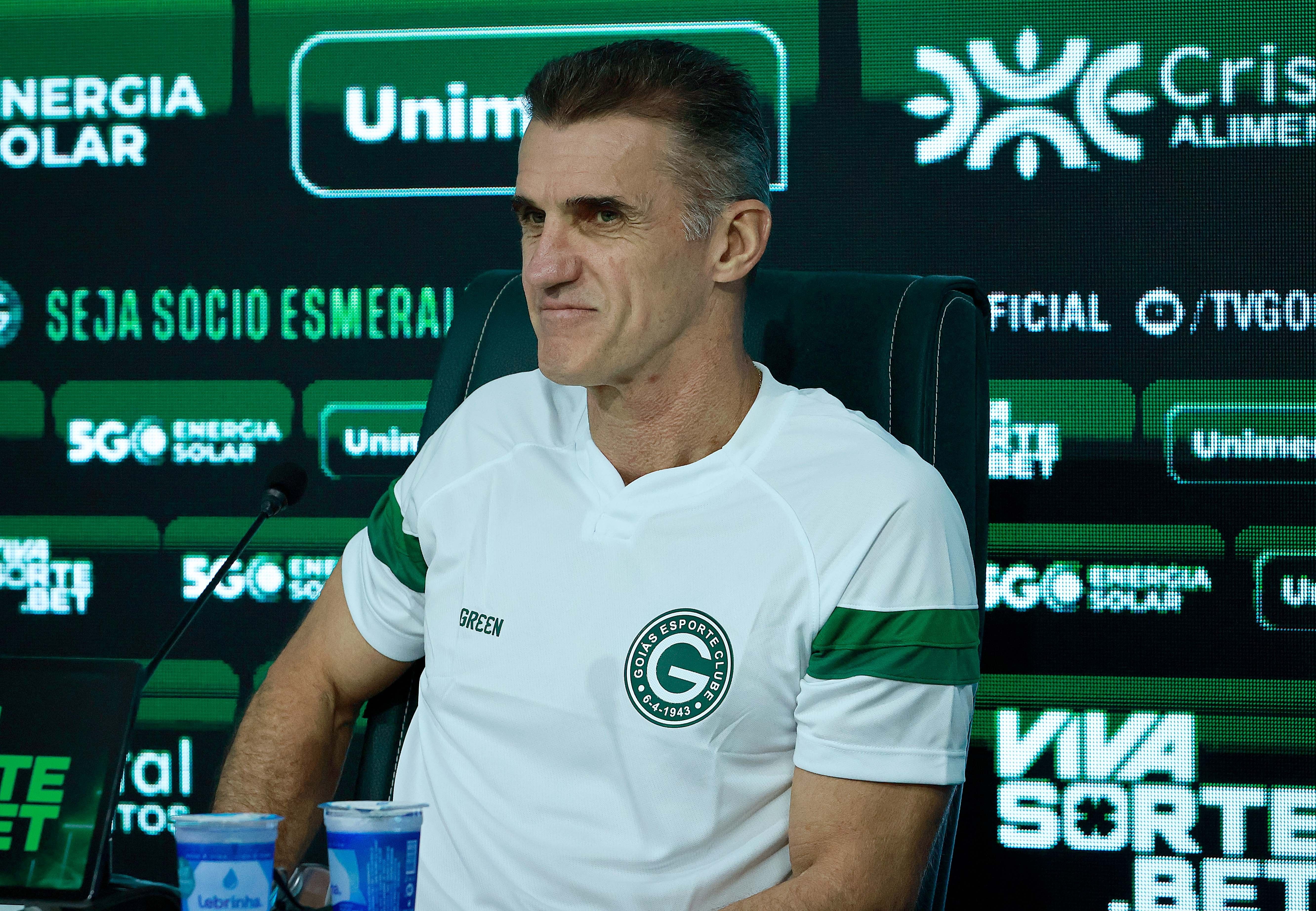 Técnico do Goiás pede apoio da torcida durante a caminhada na Série B. Reprodução: Globo