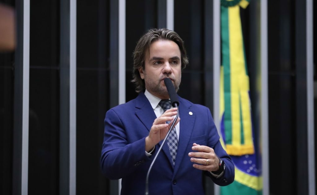 Deputado propõe redução da idade mínima em eleições
