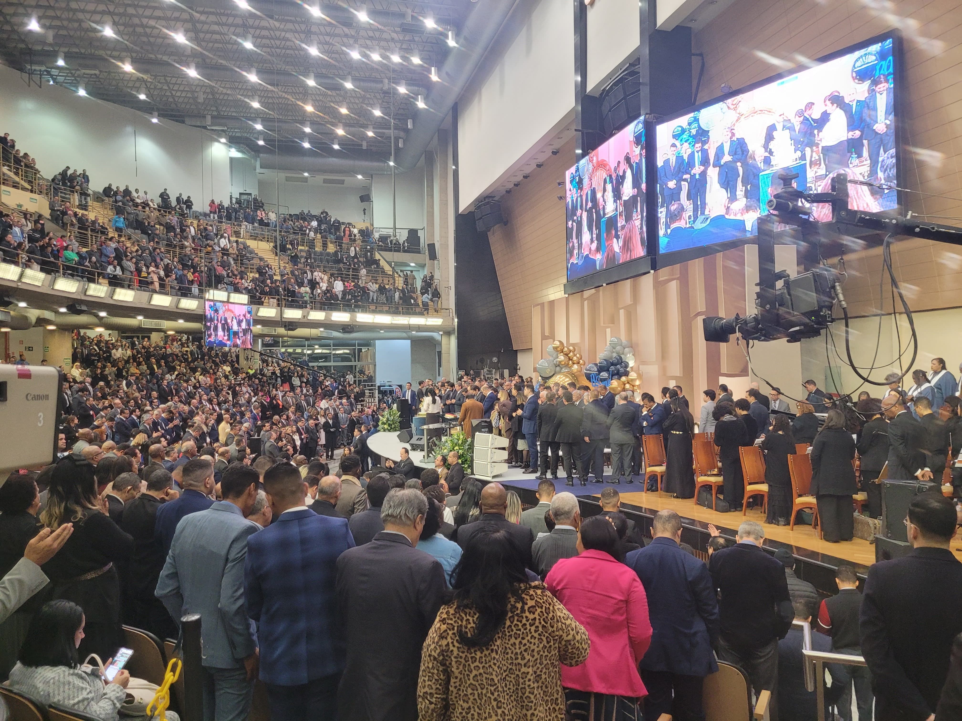Governador Tarcísio de Freitas participa de culto em homenagem ao bispo Manoel Ferreira no Brás. Reprodução: O Globo