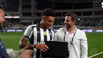 Igor Jesus é homenageado pelo Botafogo durante partida contra o Vitória no Estádio Nilton Santos. Reprodução: Globo