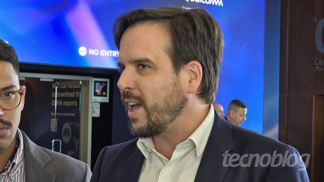 Carlos Baigorri, presidente da Anatel, discute ações contra mercado irregular de celulares em entrevista. Reprodução: Tecnoblog