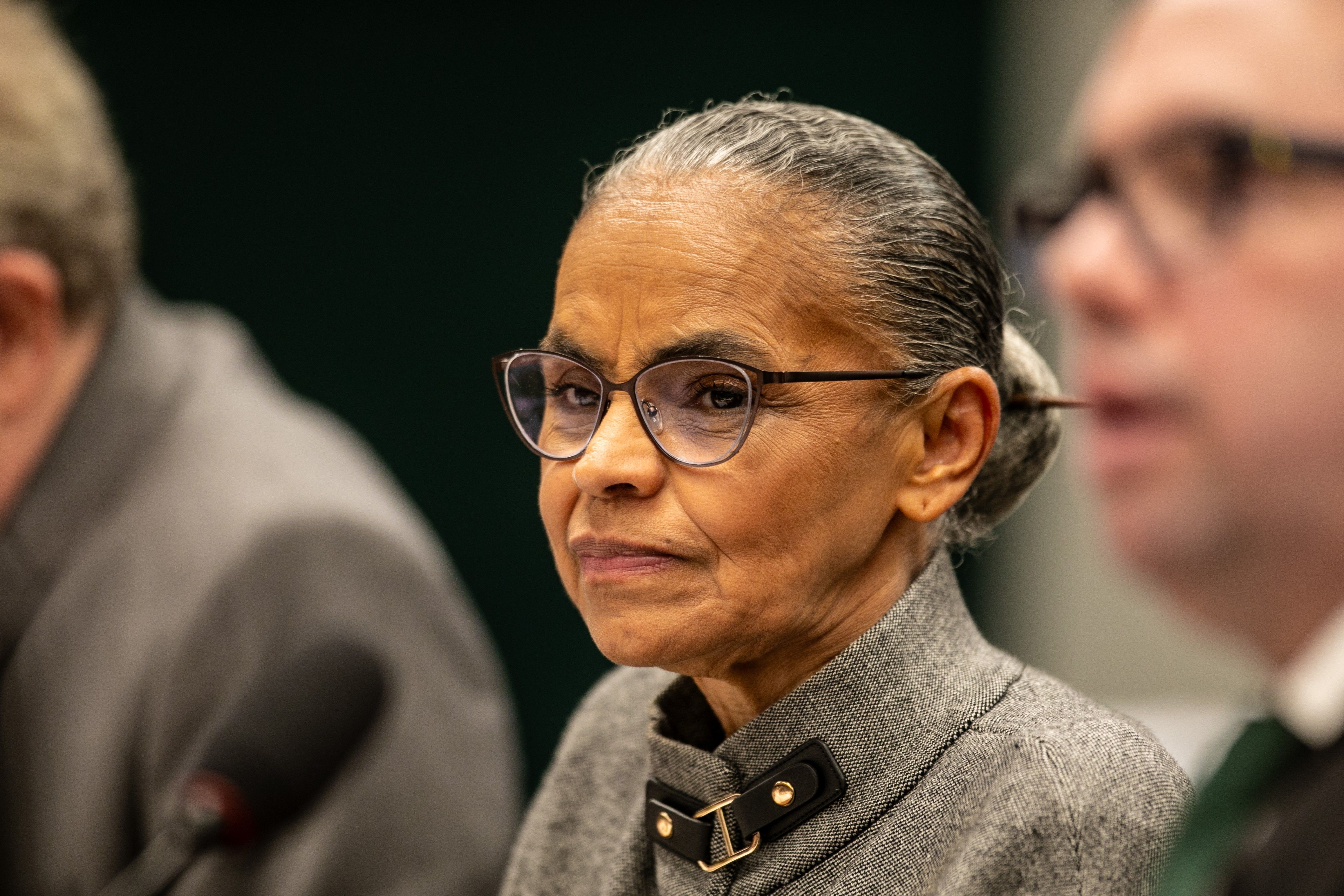 Ministra Marina Silva se defende de ataques de deputados bolsonaristas durante sessão na Câmara dos Deputados. Reprodução: Globo