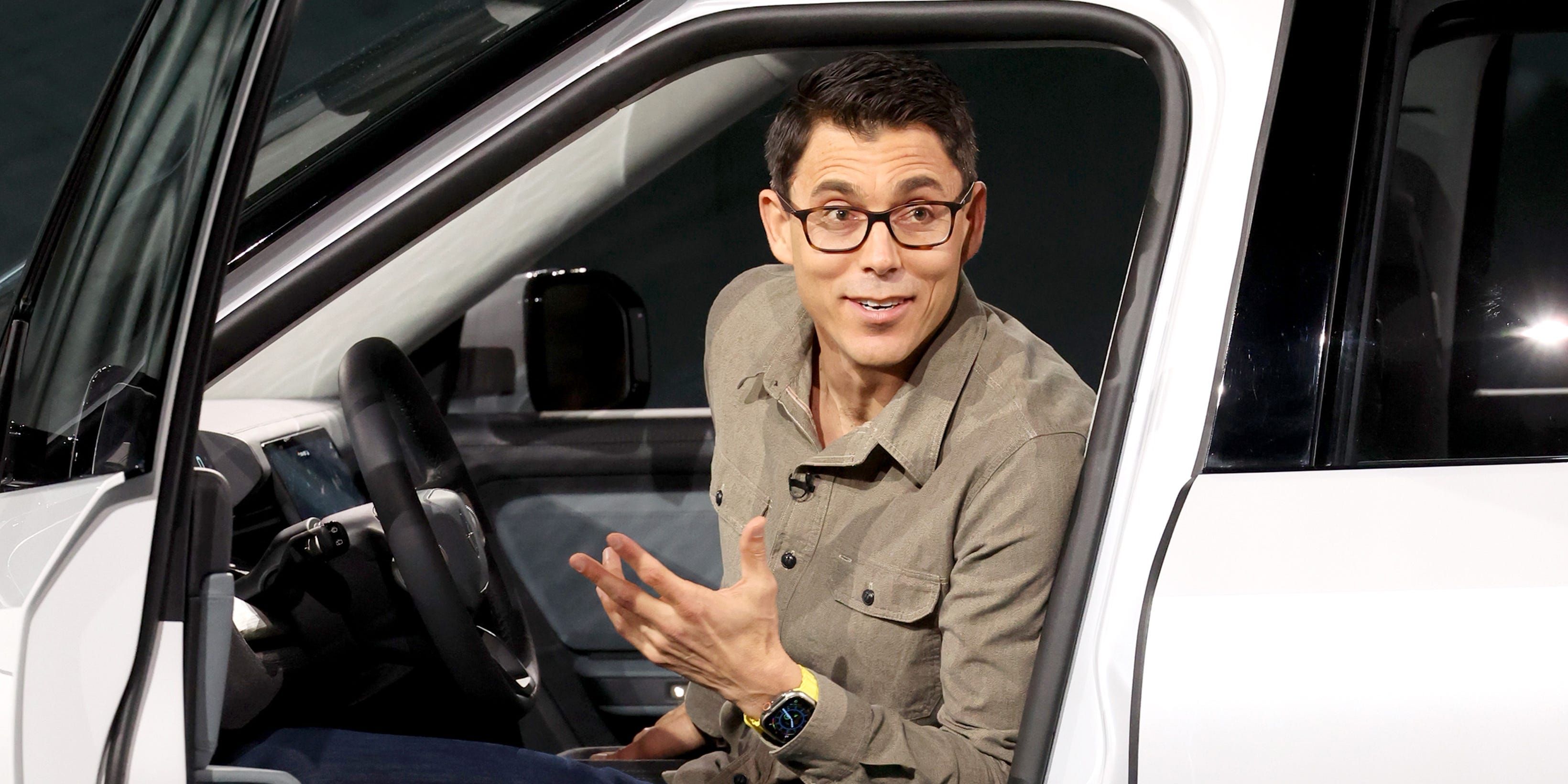 Rivian enfrenta desafios financeiros devido a novas políticas de EVs nos EUA e aumento de custos. Reprodução: Phillip Faraone/Getty Images for Rivian