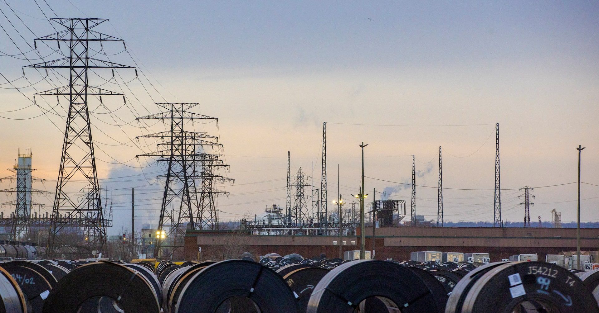 Demissões em Fábricas Canadenses de Aço e Alumínio Impactadas por Tarifas