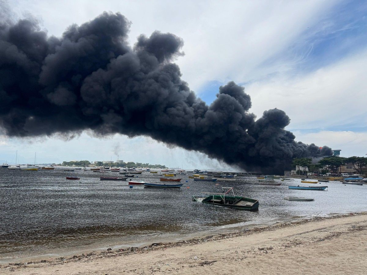 Incêndio na Ilha do Governador mobiliza bombeiros