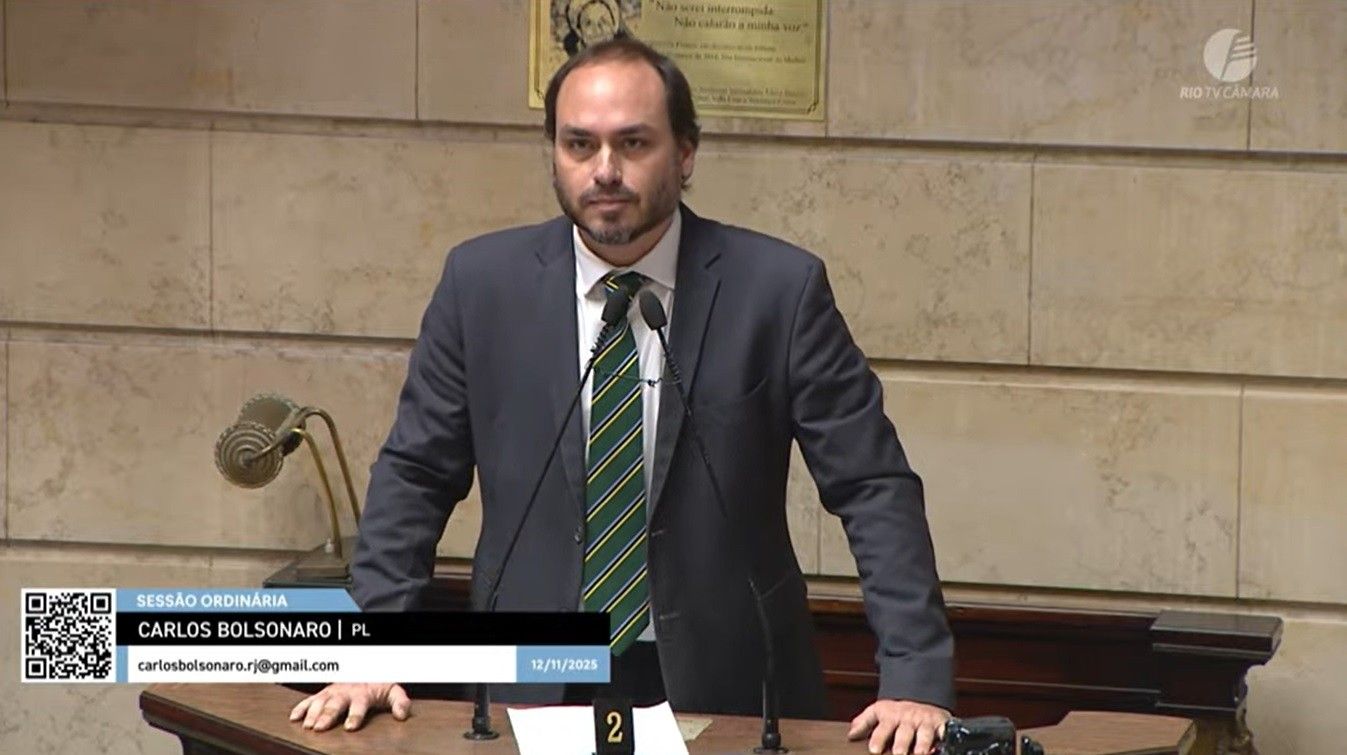 [Carlos Bolsonaro em sessão na Câmara, investigação reaberta sobre apartamento e plano de saúde.]. Reprodução: Oglobo
