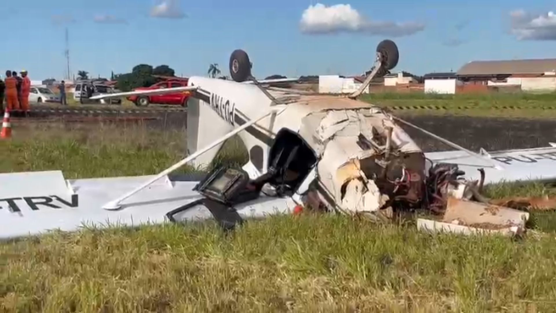 Aeronave de pequeno porte capota após pouso de emergência no aeroporto de Araguari. Reprodução: Globo