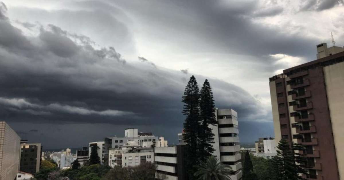 Alerta de tempestade e ventos fortes em Porto Alegre