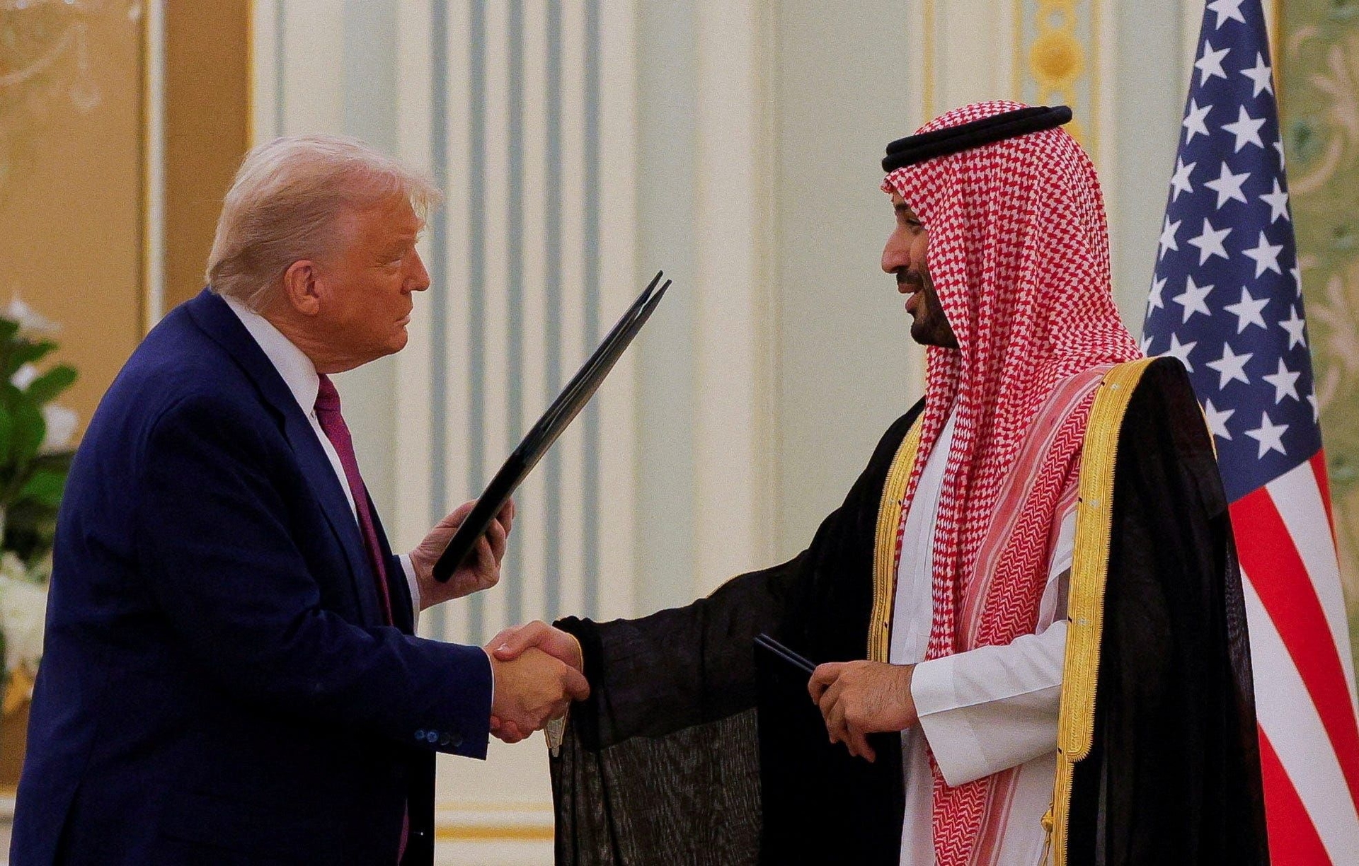 Trump e o príncipe saudita Mohammed bin Salman se encontram em Riad durante fórum de investimentos. Reprodução: Business Insider