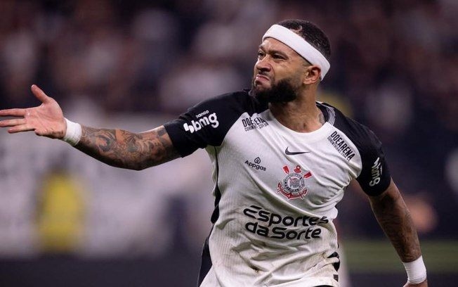 Grupo Pachuca analisa contratar Memphis Depay, jogador do Corinthians, diante de turbulências financeiras. Reprodução: iG