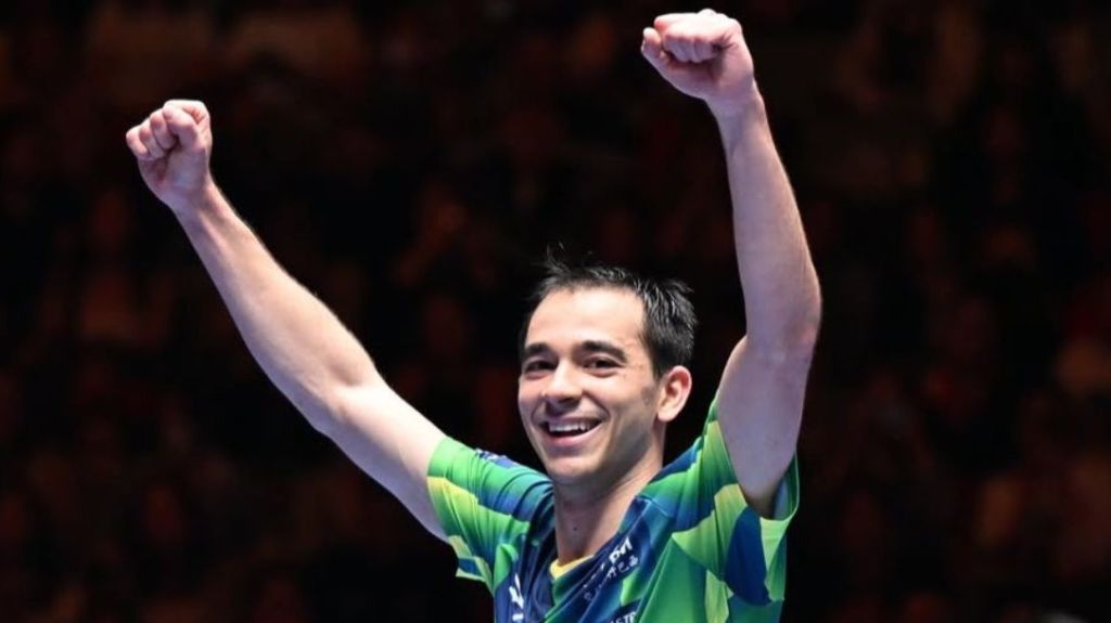 Hugo Calderano comemora vitória sobre rival chinês na final da Copa do Mundo de tênis de mesa. Reprodução: CNN Brasil