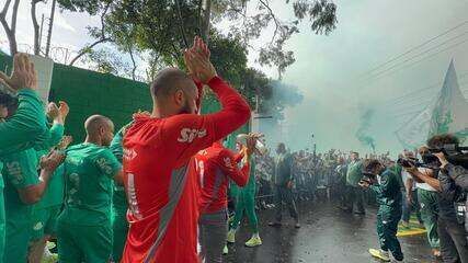 Torcida do Palmeiras faz festa na Academia antes da viagem para a Copa do Mundo de Clubes. Reprodução: Globo