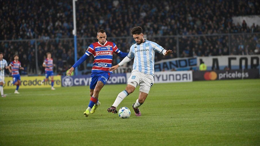 Fortaleza e Racing em campo durante a fase de grupos da Libertadores. Reprodução: Esporte IG