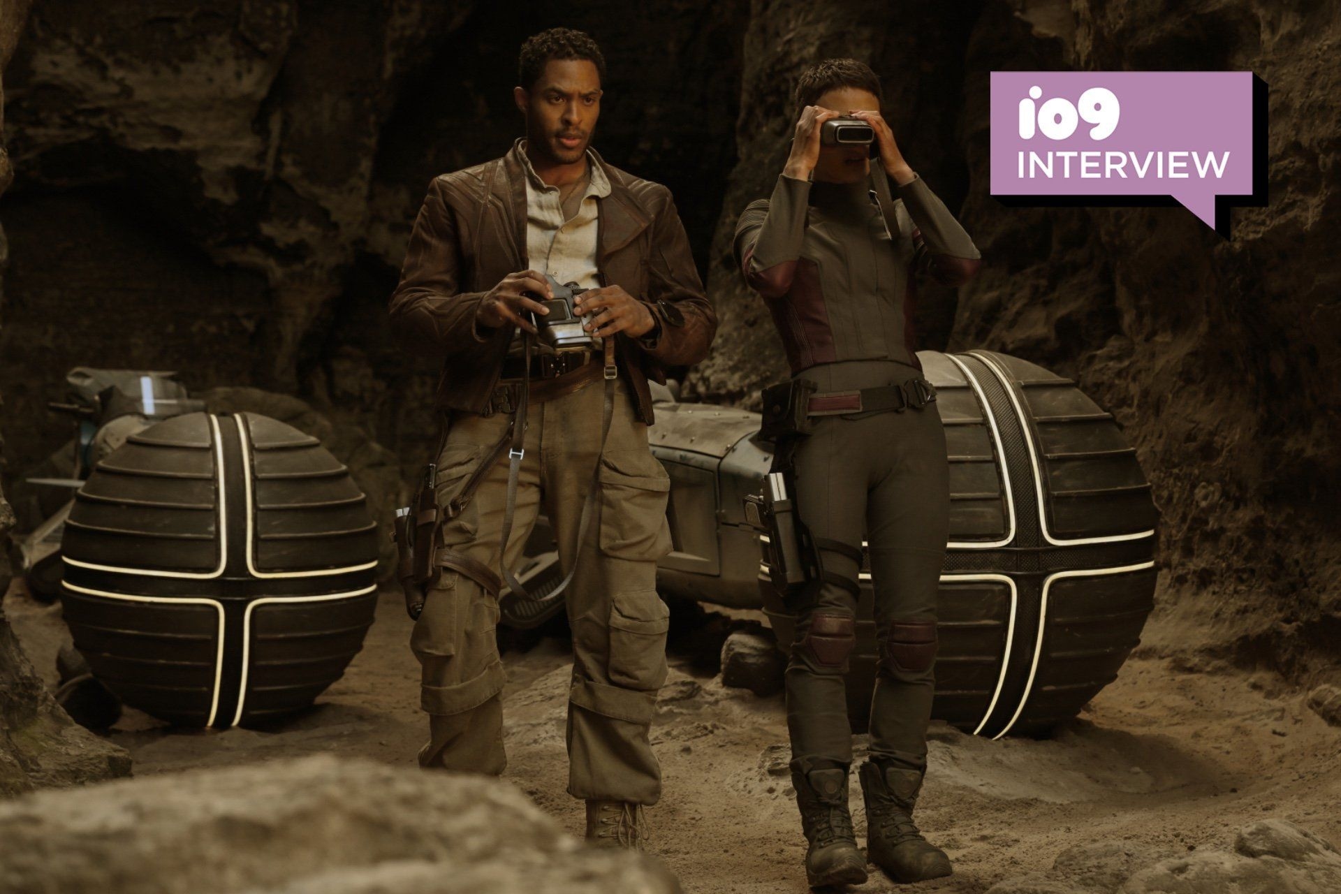 Pritcher discute a crise galáctica em entrevista sobre a terceira temporada. Reprodução: Gizmodo