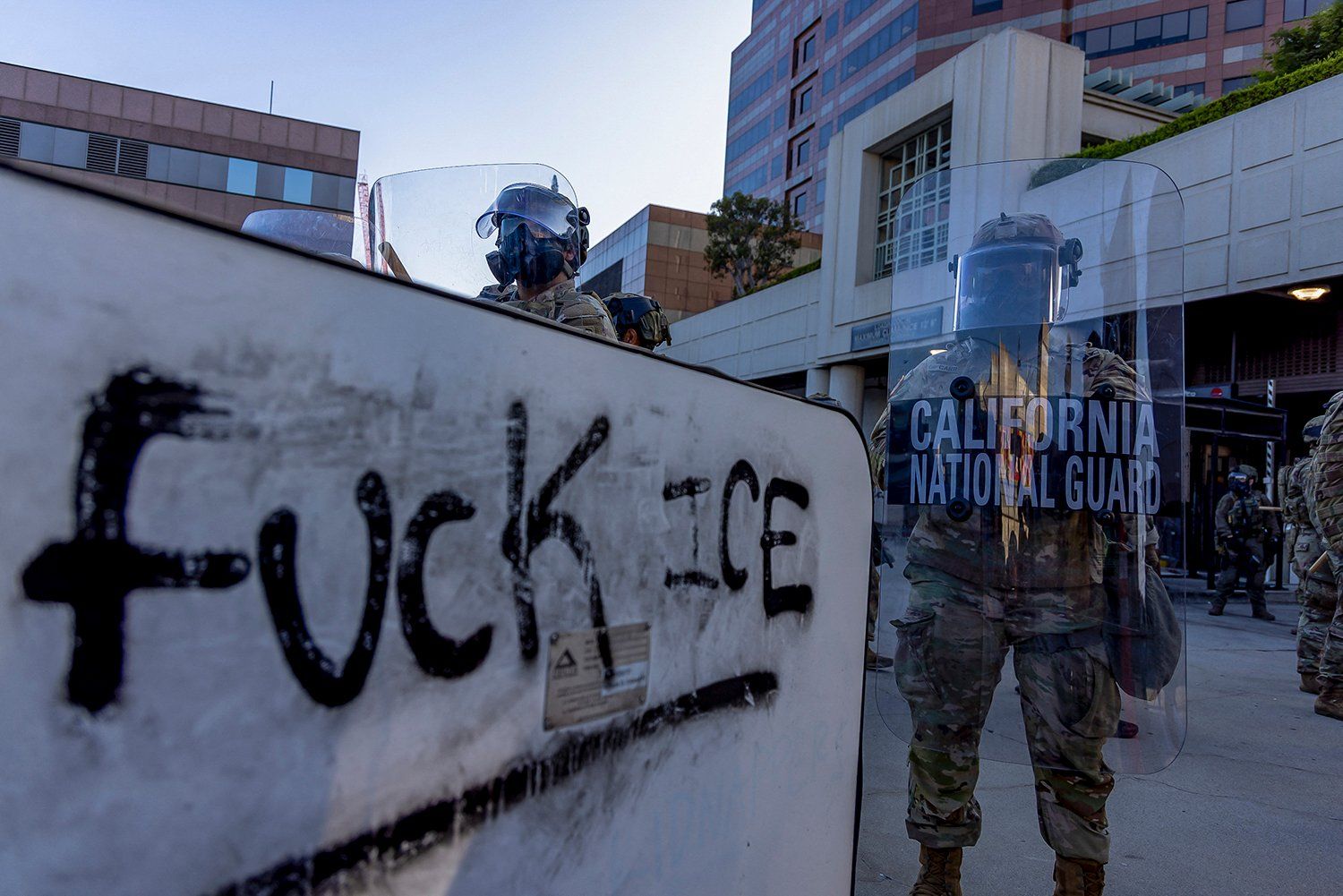 Protestos contra o uso de IA em Los Angeles. Reprodução: Gizmodo