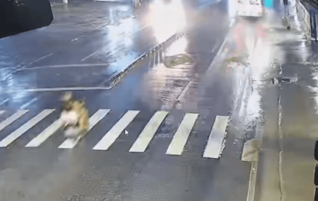 Câmera flagra momento do acidente que matou um casal em Antares. Reprodução: Alagoas 24 Horas