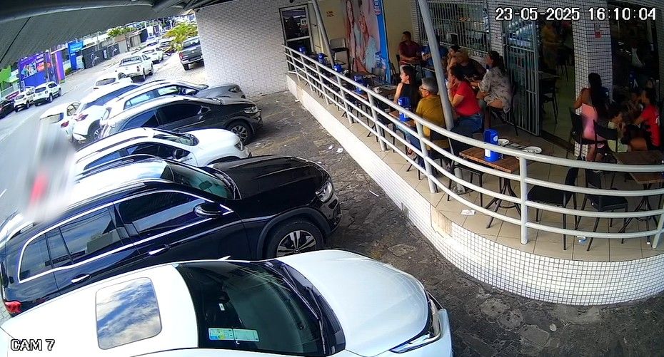 Câmeras de segurança registram acidente com motociclista e mulher na calçada em Tambaú, João Pessoa. Reprodução: TV Cabo Branco