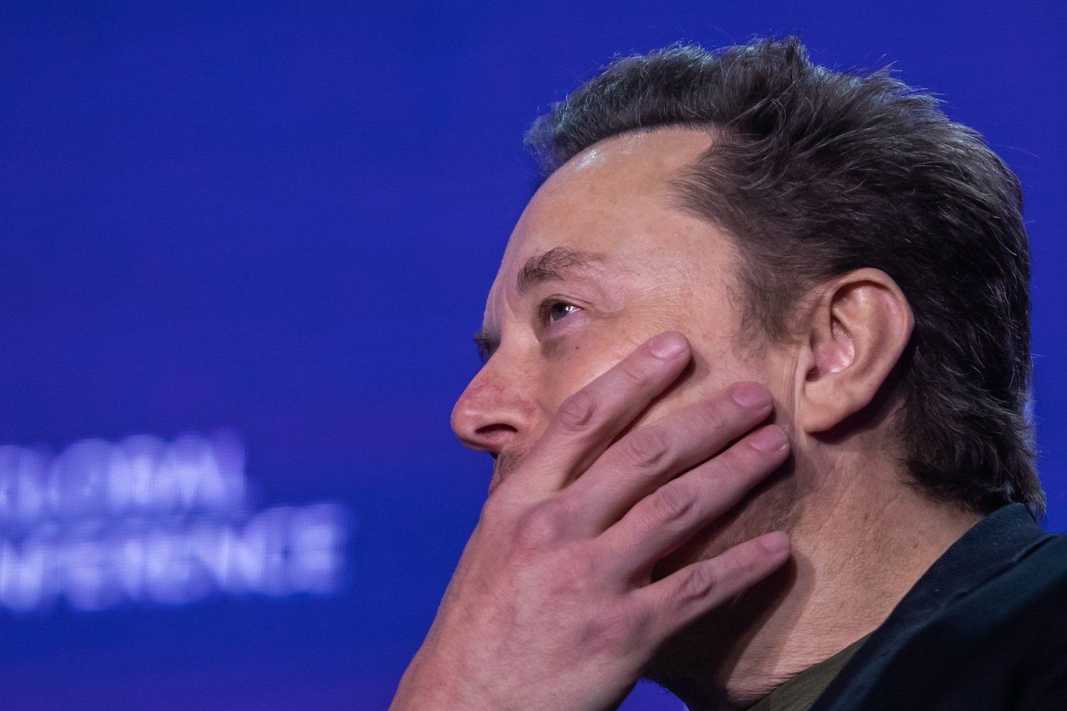 Elon Musk discute a crise da Tesla durante conferência do Milken Institute. Reprodução: Gizmodo