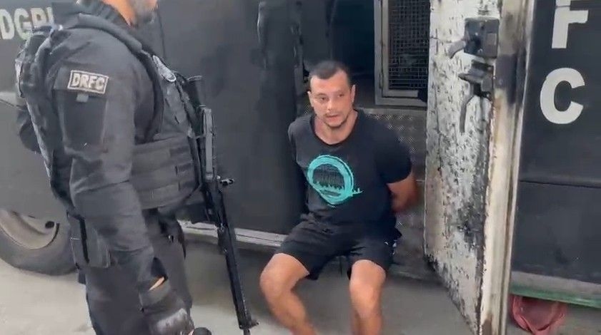 Policiais prendem Luiz Alberto Santos de Moura, conhecido como Bob do Caju, chefe traficante no Rio.; Reprodução: Globo