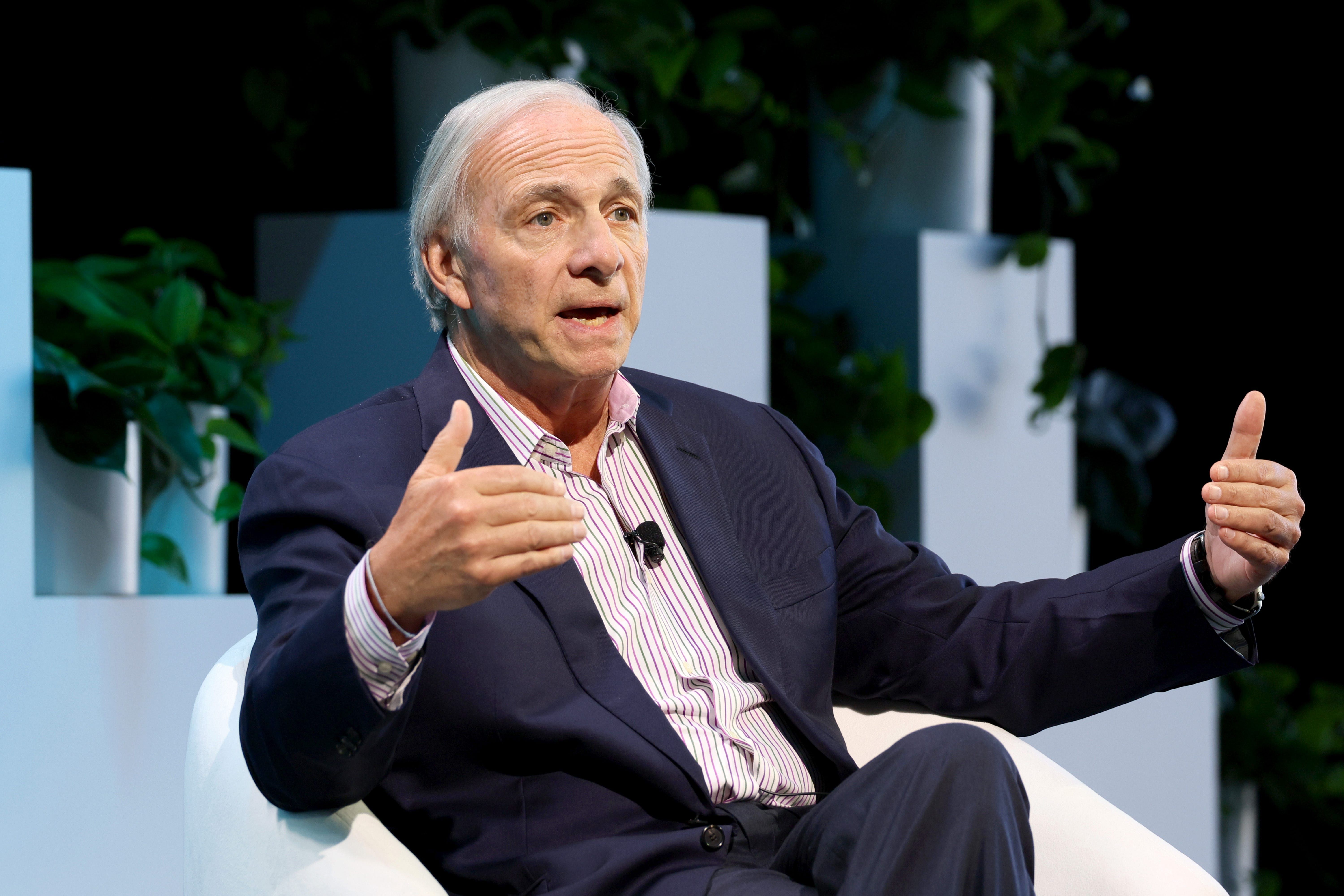 Ray Dalio alerta sobre riscos de investir em imóveis devido à crise fiscal nos EUA. Reprodução: Business Insider