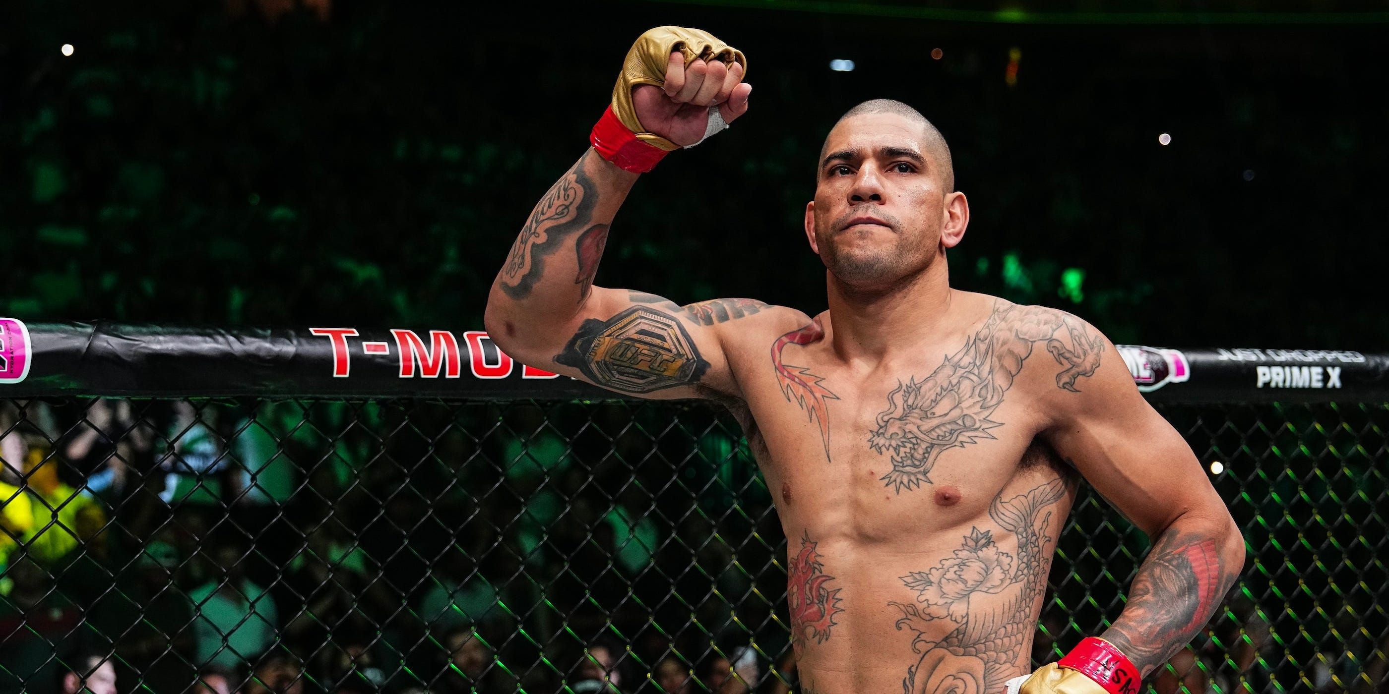 Alex Pereira levanta o punho durante evento do UFC. Reprodução: Business Insider