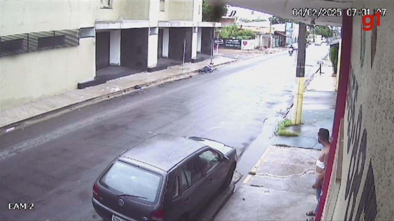 Motociclista ferida após colisão com dois carros em Birigui