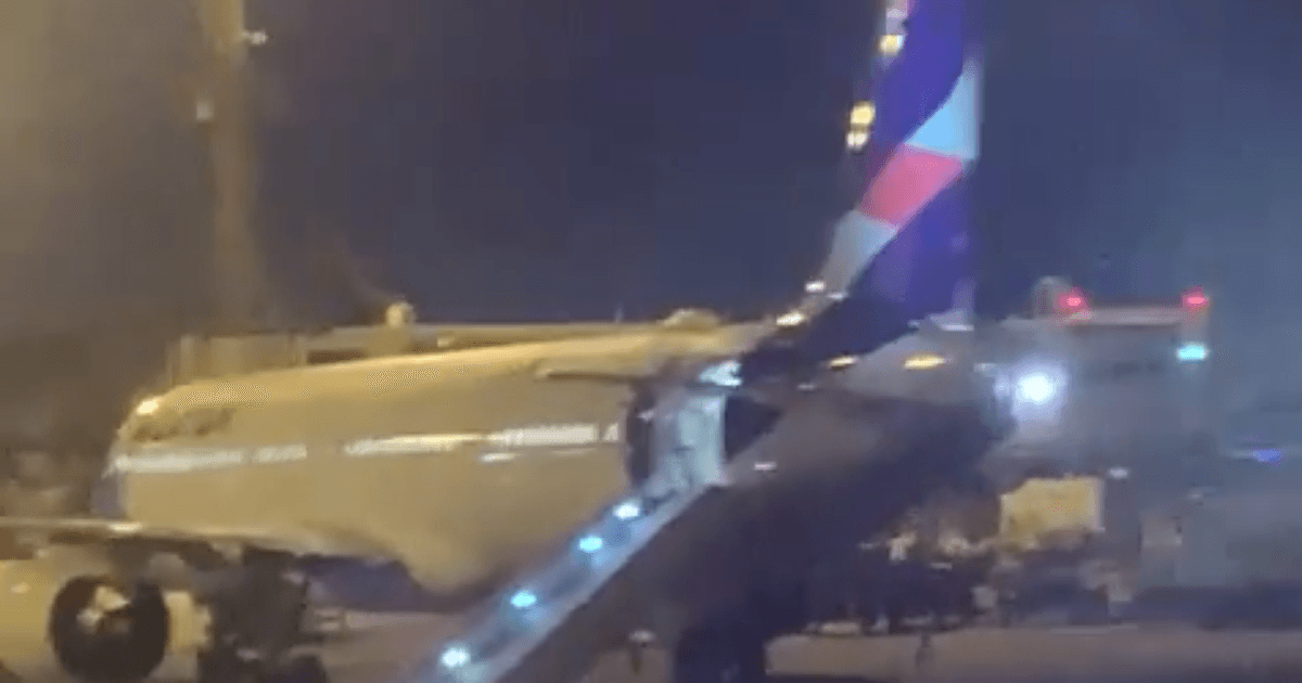 Passageiro é removido de voo após ativar escorregador