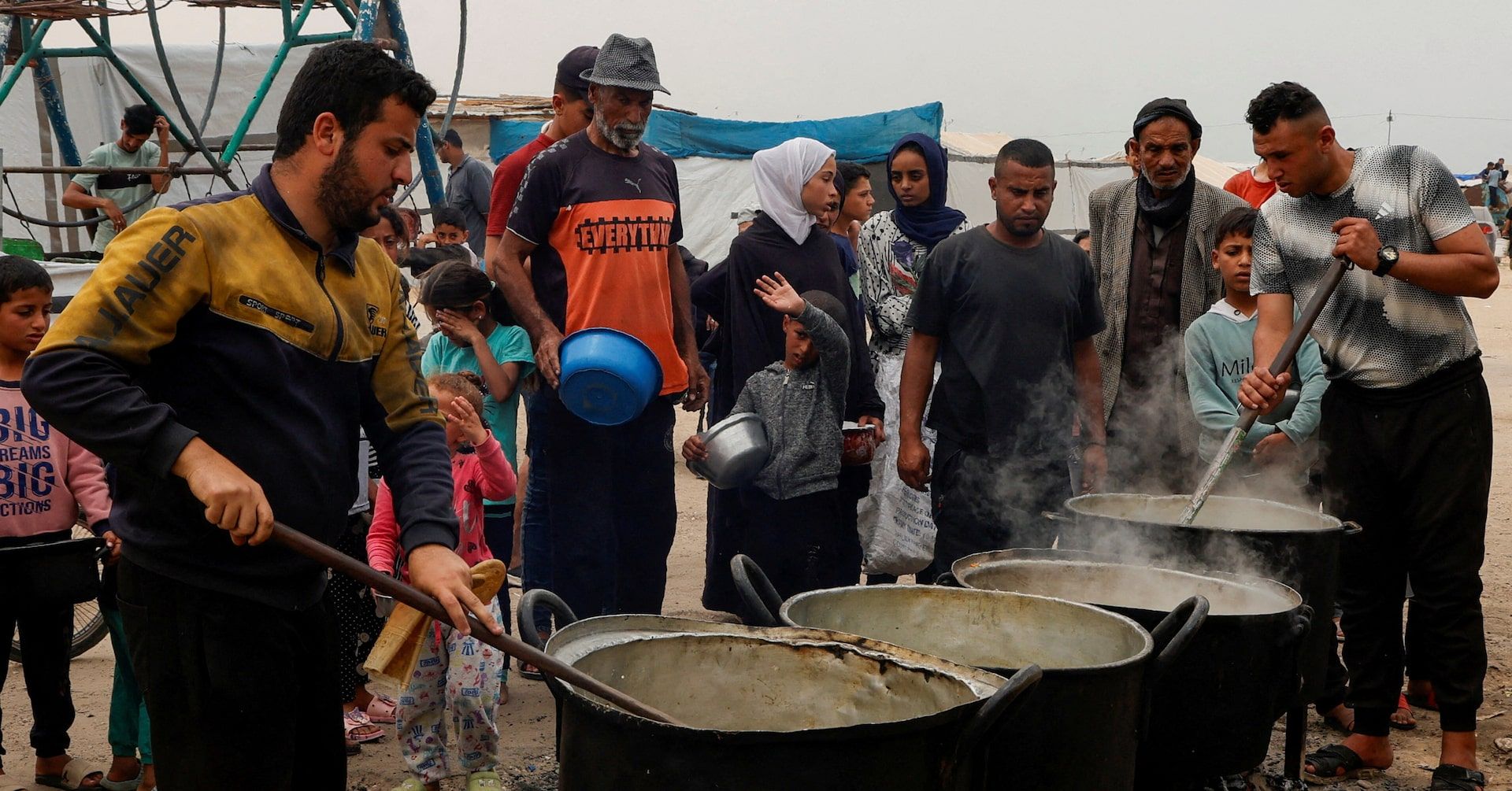 Aumento do saque a supermercados reflete a crescente desesperança na Faixa de Gaza. Reprodução: Reuters
