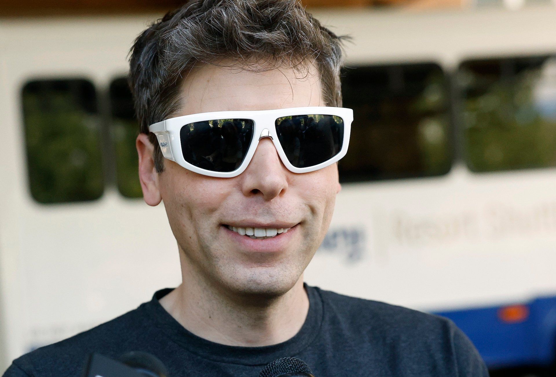 Sam Altman conversa com jornalistas durante a conferência Sun Valley. Legenda da imagem. Reprodução: Gizmodo