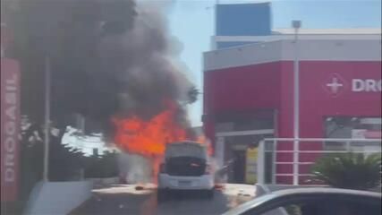 Carro em chamas mobiliza bombeiros na Avenida General Osório, em Sorocaba. Reprodução: g1