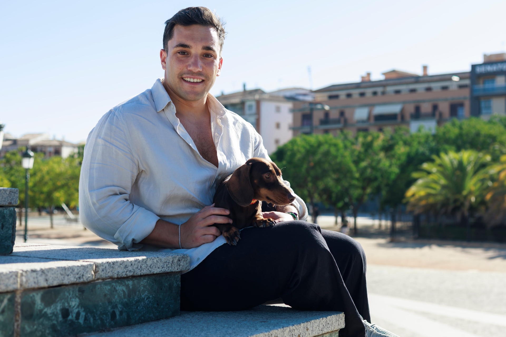 Manuel e Rufo, cão salsicha, enfrentam a busca por aluguel que aceite pets. Legenda da imagem. Reprodução: Retorno do item 11