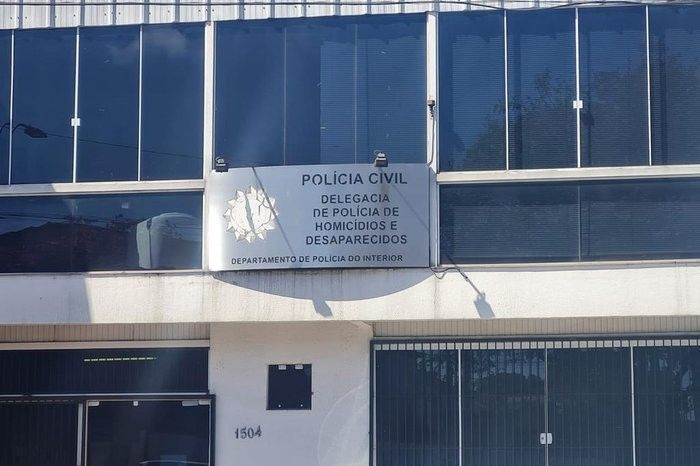 Um jovem de 20 anos foi assassinado a tiros dentro de casa em Passo Fundo. Legenda da imagem. Reprodução: Globo