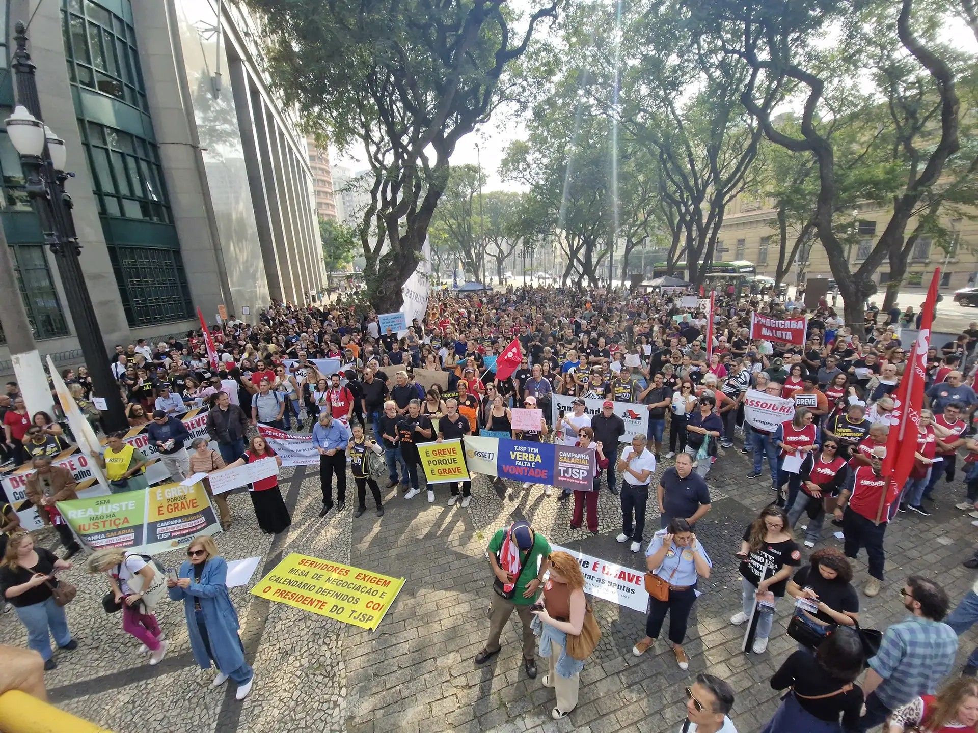 Servidores do Judiciário de São Paulo mantêm greve por reposição salarial em assembleia. Reprodução: Lucas Celegatti/Divulgação