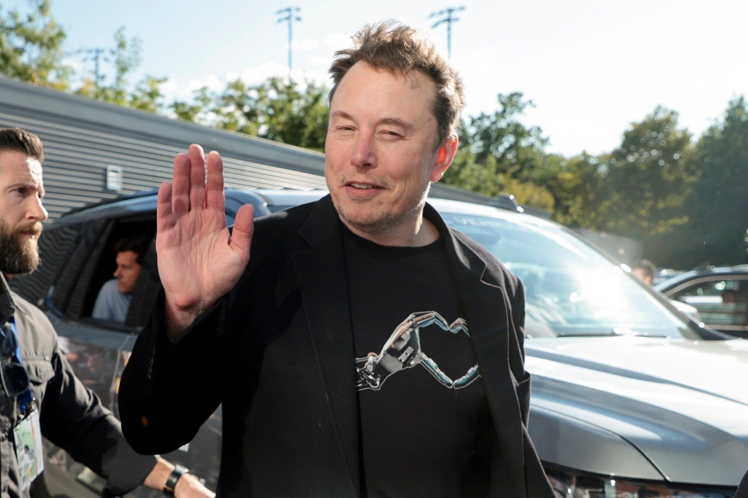 Elon Musk assiste à final masculina do US Open 2024 em Nova York. Reprodução: Gizmodo.
