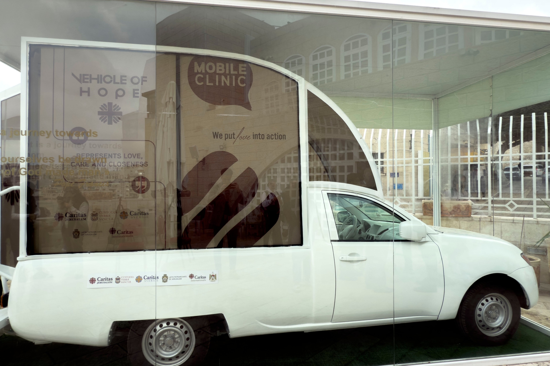 Papamóvel transformado em clínica chega a Belém, aguardando autorização de Israel para entrar em Gaza.. Reprodução: El País