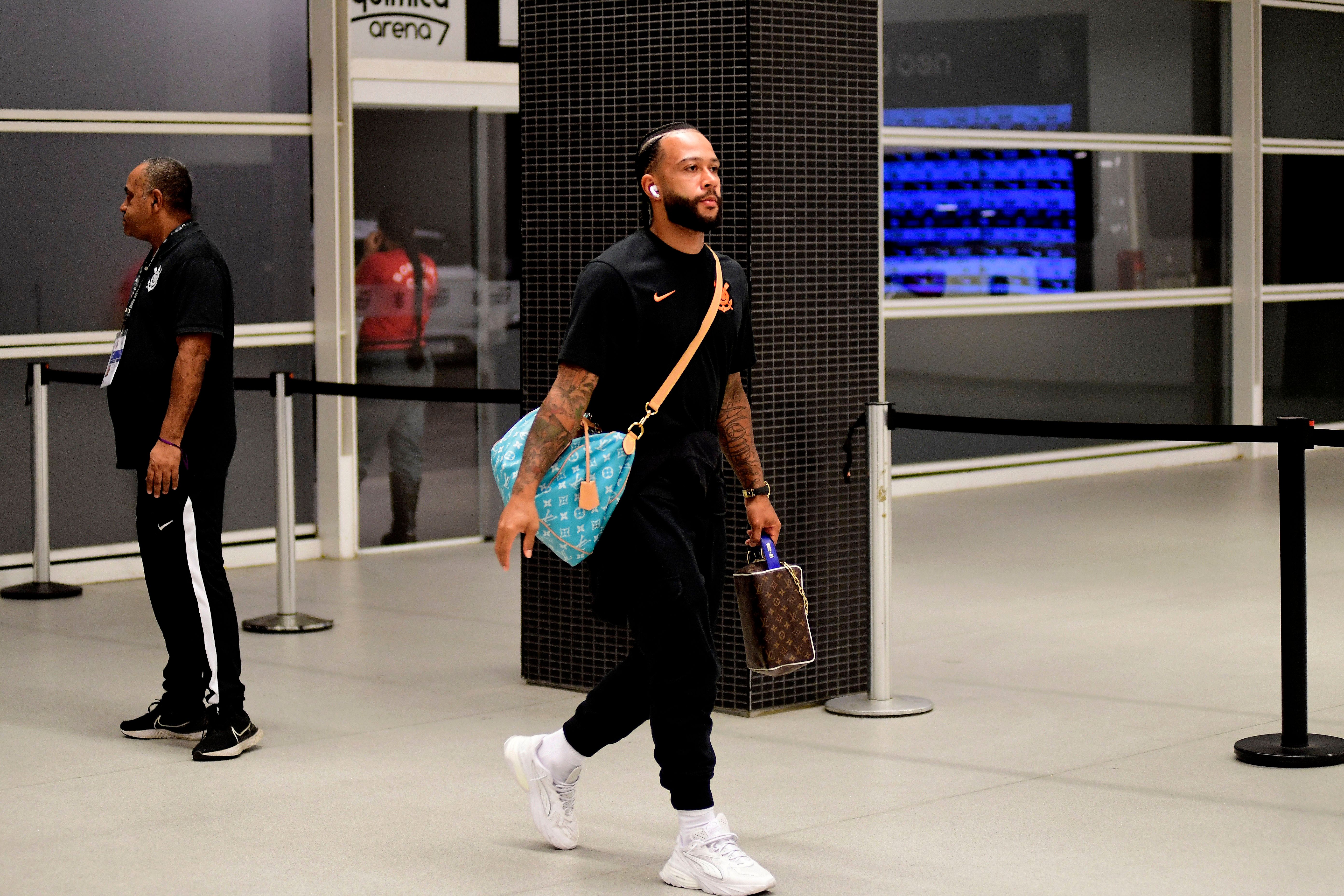 Memphis usa celular no banco de reservas do Corinthians. Reprodução: Ge