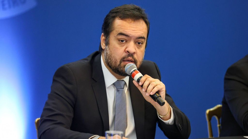 TRE-RJ decide não cassar Cláudio Castro por gastos de campanha