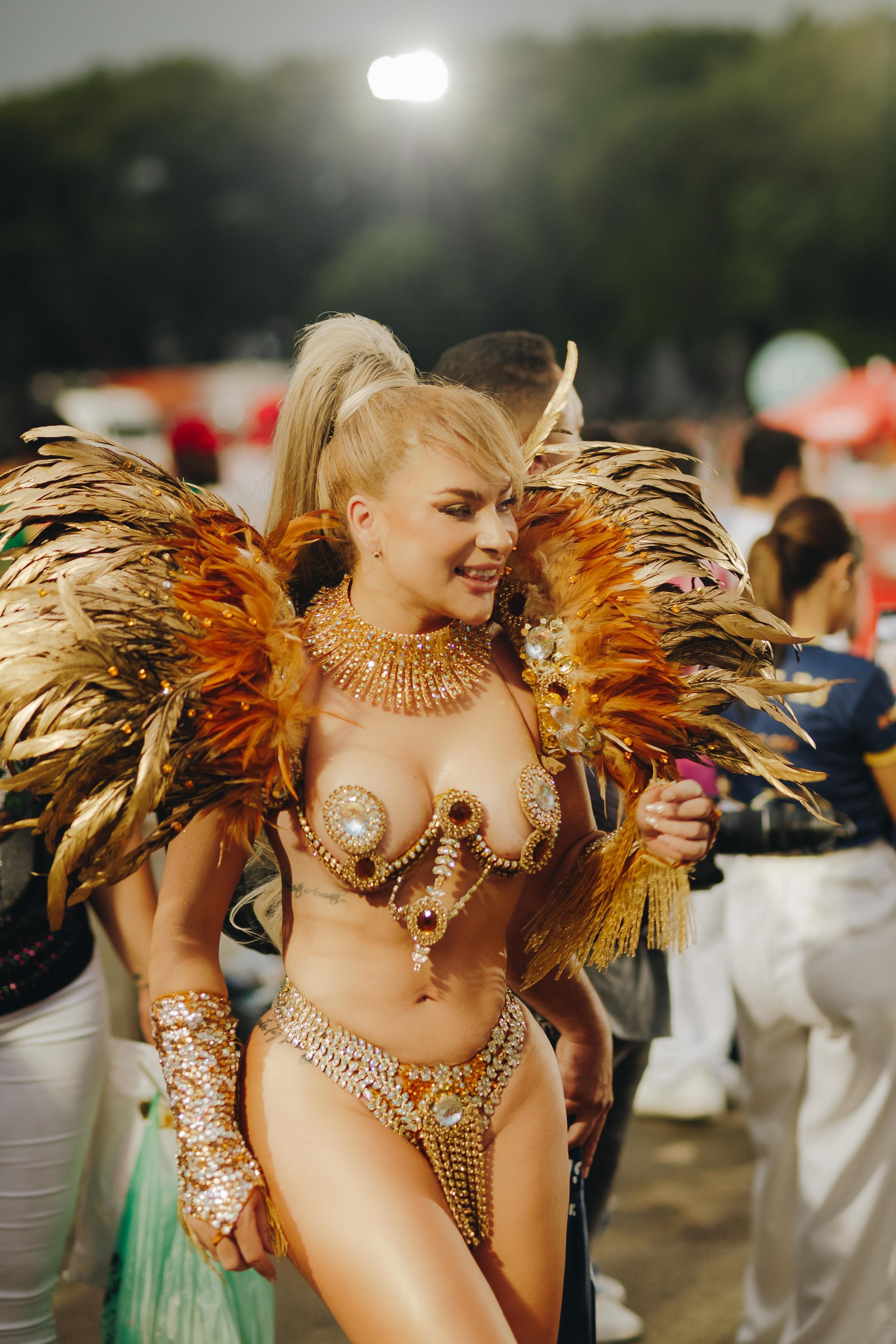 Musa da Barroca desfila com biquíni de cristais.. Reprodução: G1