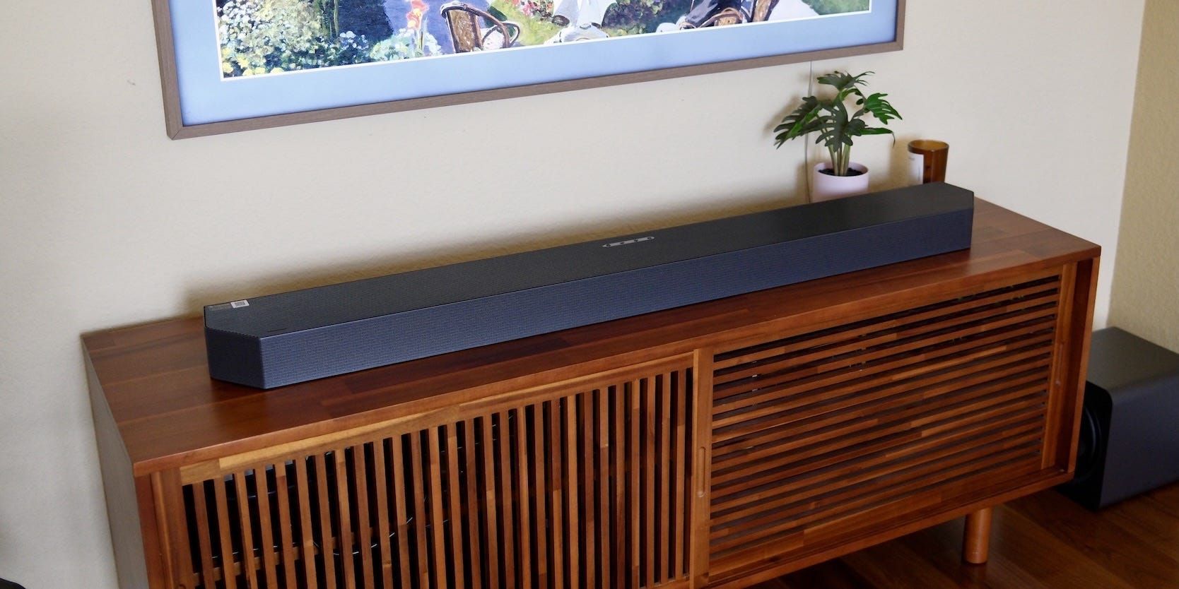 A Samsung Q990F soundbar oferece uma experiência de theater em casa com som envolvente e recursos avançados. Reprodução: Tyler Hayes/Business Insider
