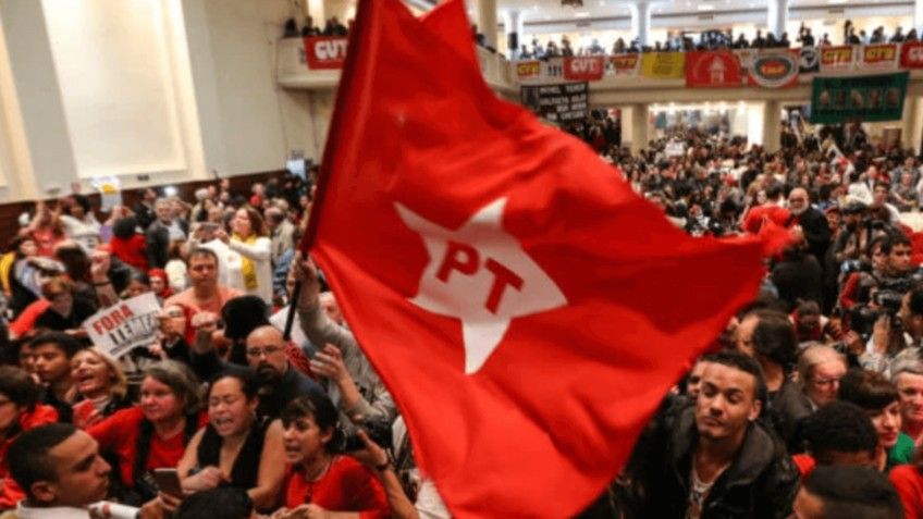 Lula participa de protesto com cartaz pela taxação dos super ricos em apoio à luta dos trabalhadores. Reprodução: Globo