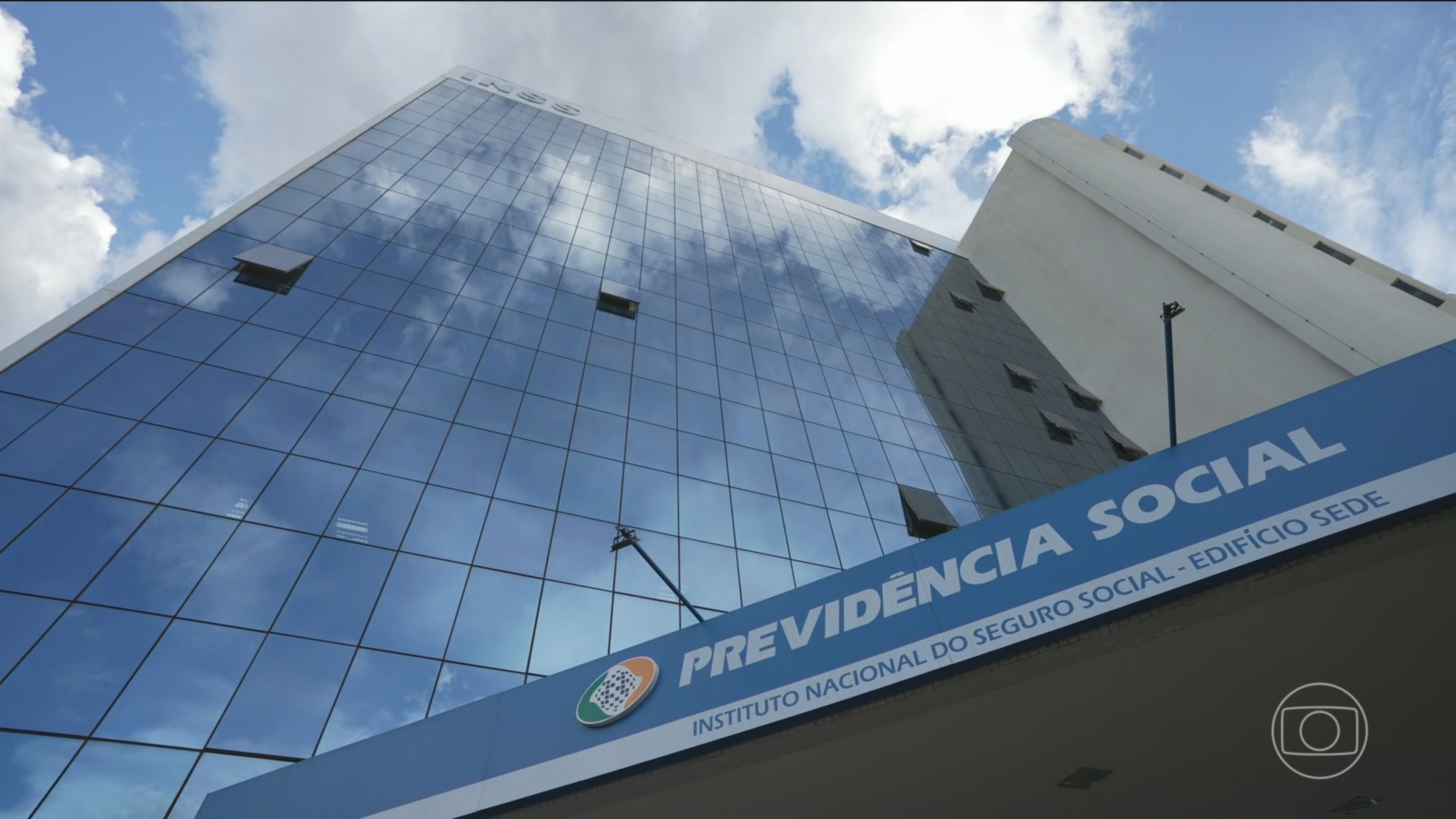 Fila de espera do INSS chega a quase 2,5 milhões devido a greves e falhas no sistema.; Reprodução: Globo