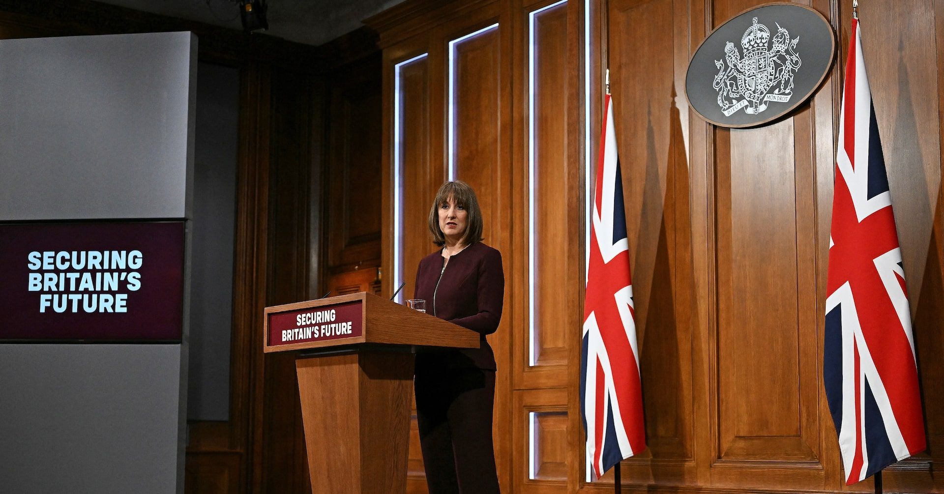 Cortes nos Benefícios Sociais no Reino Unido Podem Aumentar Pobreza