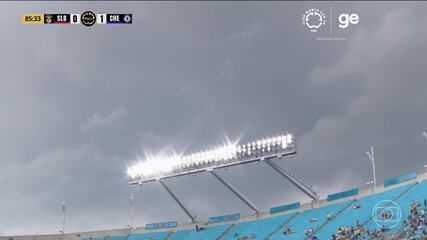 Jogo entre Benfica e Chelsea é interrompido devido a condições climáticas adversas. Reprodução: Globo