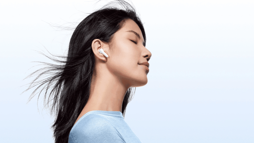 Modelo Jovi exibe fones de ouvido TWS Air 3, que chegam ao Brasil após sucesso na China. Reprodução: Gizmochina