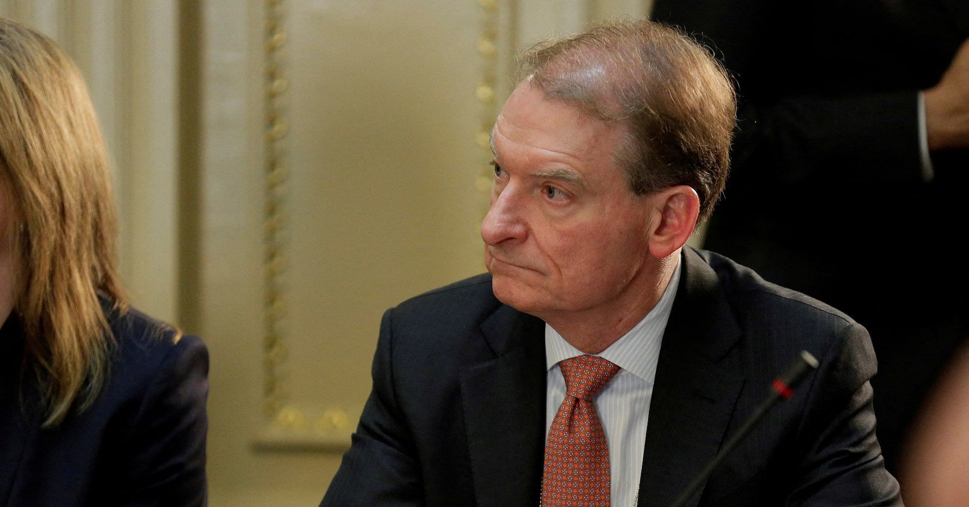 Paul Atkins toma posse como presidente da SEC, destacando-se como advogado favorável aos negócios. Reprodução: Reuters